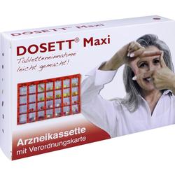 Eine Frau mit grauen Haaren zeigt eine große Tablettenbox.